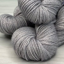 Load image into Gallery viewer, Malpeque Ebb - KD weight 100% alpaca yarn from Green Gable Alpacas in New London Fog
